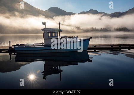 Fischerboot Reflexionen bei Sonnenaufgang - Westview Marina in Tahsis, in der Nähe der Gold River, Vancouver Island, British Columbia, Kanada Stockfoto