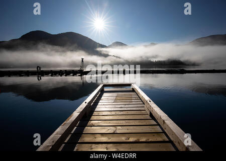 Nebliger Sonnenaufgang bei Westview Marina in Tahsis, in der Nähe der Gold River, Vancouver Island, British Columbia, Kanada Stockfoto