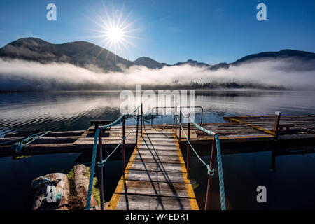 Nebliger Sonnenaufgang bei Westview Marina in Tahsis, in der Nähe der Gold River, Vancouver Island, British Columbia, Kanada Stockfoto