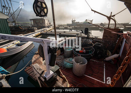 Angeln auf dem Boot - Westview Marina in Tahsis, in der Nähe der Gold River, Vancouver Island, British Columbia, Kanada Stockfoto