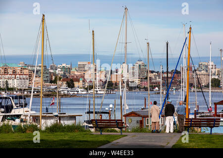 Blick auf Victoria's Inner Harbour von Kapitän Jacobsen's Park in Esquimalt - Victoria, Vancouver Island, British Columbia, Kanada Stockfoto