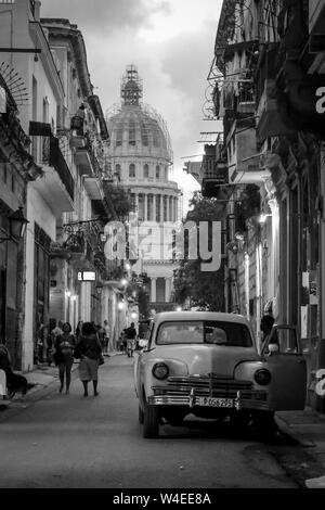 Straße, die zu dem Capitolio der Havanna in Kuba Stockfoto