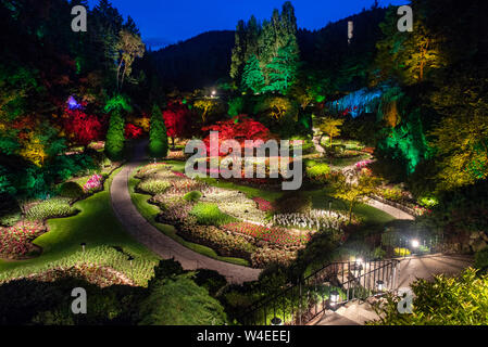 Wanne Garten bei Nacht beleuchtet in den Butchart Gardens - Brentwood Bay, in der Nähe von Victoria, Vancouver Island, British Columbia, Kanada Stockfoto