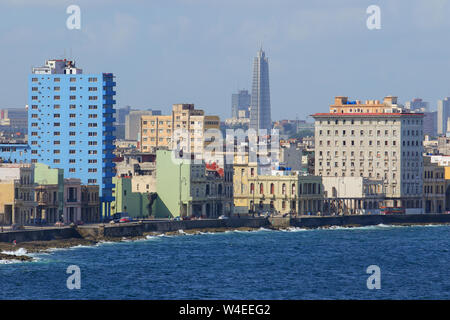 Malecon ab dem Castillo del Morro (Morro Castle) in Havanna auf Kuba gesehen Stockfoto