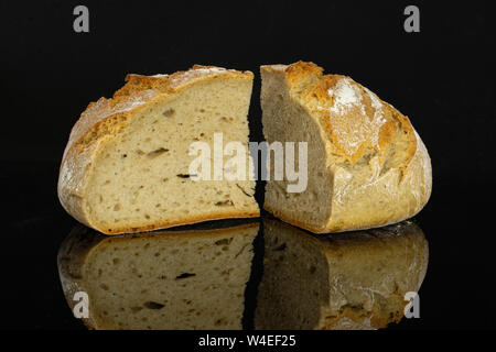 Gruppe von zwei Schichten von frisch gebackenen Roggen Weizen Brot auf schwarzem Glas isoliert Stockfoto