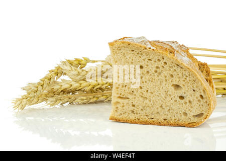 Eine Scheibe frisch gebackene Roggen Weizen Brot mit goldenen Weizenähren isoliert auf weißem Hintergrund Stockfoto