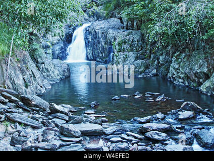 Crystal Falls Wasserfall Revier an der Spitze der Crystal Cascades Gehweg entlang Freshwater Creek in Cairns, Far North Queensland, Australien Stockfoto