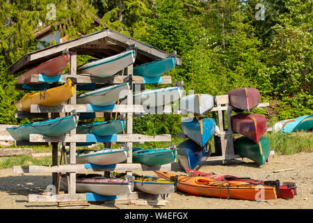 Bunte Kajaks für Strathcona Park Lodge Strathcona Provincial Park, in der Nähe von Campbell River, Vancouver Island, British Columbia, Kanada