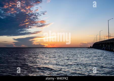 Blick am Morgen auf die Bucht von Tampa in Florida - Brücke auf der rechten Seite Stockfoto