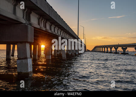 Sunrise unter der Brücke mit Blick auf die Bucht von Tampa in Florida Stockfoto