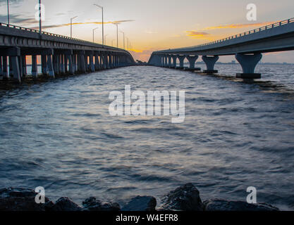 Weitwinkelaufnahme zwischen zwei Brücken in der Morgendämmerung Stockfoto