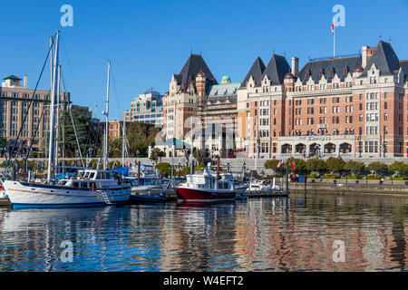 Fairmont Empress Hotel mit Booten im Hafen auf klaren, sonnigen Tag angedockt. Stockfoto