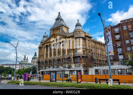 BUDAPEST, Ungarn - 28. Juni: Straßenbahn der Linie vor einem historischen Gebäude in Budapest, Ungarn am 28. Juni 2018 Stockfoto