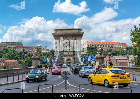 BUDAPEST, Ungarn - 28. Juni: Starker Verkehr auf der Széchenyi Kettenbrücke in Budapest, Ungarn, am 28. Juni 2018 Stockfoto