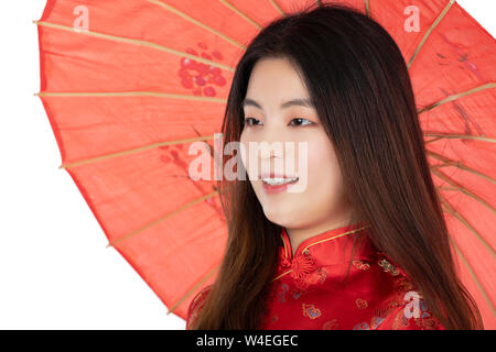 Schöne chinesische Frau das Tragen einer Tracht bekannt als Cheongsam oder Chipao auf weißem Hintergrund Stockfoto