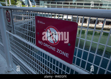 Schild „No Drone Zone“ auf einem Zaun im Hafen von Vancouver. Stockfoto