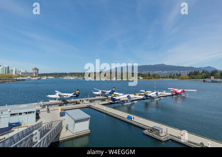 Vancouver Harbor Flight Centre an einem sonnigen, klaren Tag und Stanley Park im Hintergrund. Stockfoto