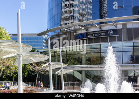Vorderseite des Sheration Vancouver Wall Centre (Hotel) mit Wasserbrunnen in der Innenstadt von Vancouver, BC. Stockfoto