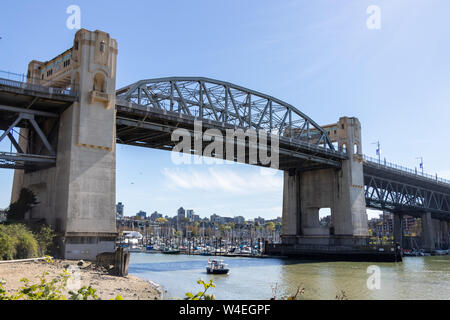 Burrard Street Bridge in der Nähe von Granville Island an einem klaren, sonnigen Frühlingstag in Vancouver, BC. Stockfoto