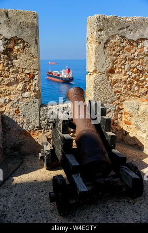 Alte Canon auf einem Tanker auf dem Castillo de San Pedro de la Roca (Morro Castle) am Eingang der Bucht von Santiago de Cuba Stockfoto