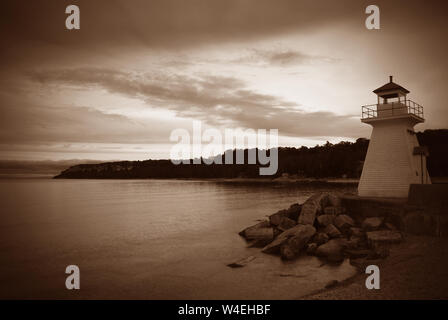 Sepia Toned Lion's Head Leuchtturm in der Georgian Bay, Ontario, Kanada Stockfoto