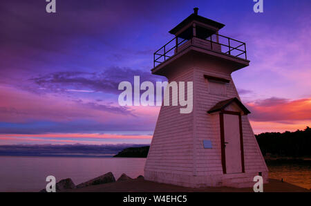 Lion's Head Lighthouse mit farbigen Rosa Himmel in der Georgian Bay, Ontario, Kanada Stockfoto