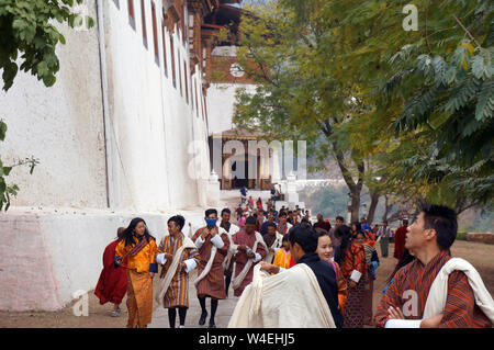 Junge Bhutanesische Frauen und Männer in traditioneller Kleidung in Punakha Dzong während des Tshechu Festival, Punakha, Bhutan Stockfoto