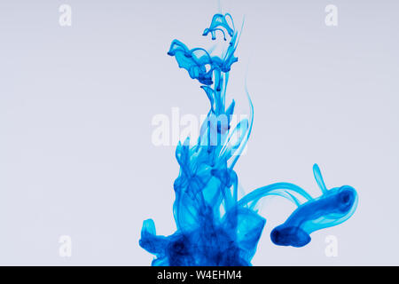Wolke von Tinte in Wasser auf weißem Hintergrund Stockfoto