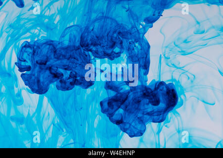 Wolke von Tinte in Wasser auf weißem Hintergrund Stockfoto