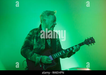 Jodrell Bank, Cheshire. 21. Juli, 2019. New Order live auf der großen Bühne an Bluedot Festival 2019 im Schatten der Lovell Telescope statt. Stockfoto