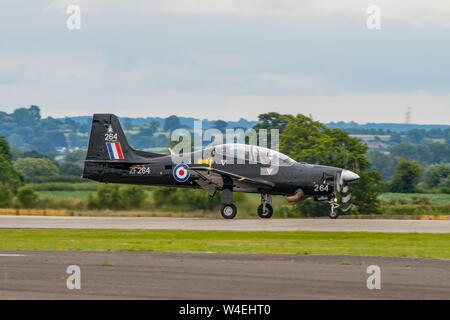 Die RAF Shorts Tucano T1 Trainer zu beginnen ist es weg laufen und an der Royal Navy International Air Tag, Yeovilton, Großbritannien am 13/7/19 Anzeige. Stockfoto