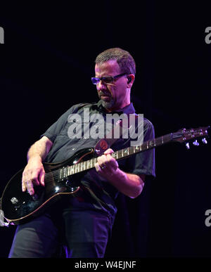 Juli 19, 2019 - Norfolk, Virginia, USA - TONY ROMBOLA von Godsmack bringt das Metall zu den Veteranen United Home Loan Amphitheater in Virginia Beach, Virginia am 19. Juli 2019. Foto © Jeff Moore (Credit Bild: © Jeff Moore/ZUMA Draht) Stockfoto