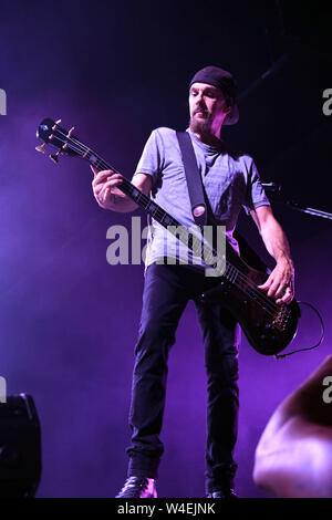 Juli 19, 2019 - Norfolk, Virginia, USA - ROBBIE MERRILL von Godsmack bringt das Metall zu den Veteranen Darlehen Amphitheater in Virginia Beach, Virginia am 19. Juli 2019. Foto © Jeff Moore (Credit Bild: © Jeff Moore/ZUMA Draht) Stockfoto