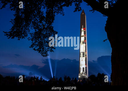 Apollo 11 Saturn V rocket projected onto the Washington Monument at National Mall in commemoration of the lunar landing 50th anniversary 20 July 2019. Stockfoto