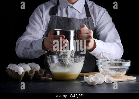 Sichten Mehl auf dunklem Hintergrund. Rezept Kuchen oder Kuchen machen Konzept. Stockfoto