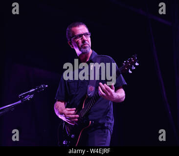 Juli 19, 2019 - Norfolk, Virginia, USA - TONY ROMBOLA von Godsmack bringt das Metall zu den Veteranen United Home Loan Amphitheater in Virginia Beach, Virginia am 19. Juli 2019. Foto © Jeff Moore (Credit Bild: © Jeff Moore/ZUMA Draht) Stockfoto