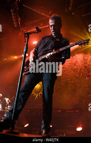 Juli 19, 2019 - Norfolk, Virginia, USA - TONY ROMBOLA von Godsmack bringt das Metall zu den Veteranen United Home Loan Amphitheater in Virginia Beach, Virginia am 19. Juli 2019. Foto © Jeff Moore (Credit Bild: © Jeff Moore/ZUMA Draht) Stockfoto