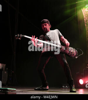 Juli 19, 2019 - Norfolk, Virginia, USA - ROBBIE MERRILL von Godsmack bringt das Metall zu den Veteranen Darlehen Amphitheater in Virginia Beach, Virginia am 19. Juli 2019. Foto © Jeff Moore (Credit Bild: © Jeff Moore/ZUMA Draht) Stockfoto