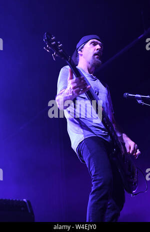 Juli 19, 2019 - Norfolk, Virginia, USA - ROBBIE MERRILL von Godsmack bringt das Metall zu den Veteranen Darlehen Amphitheater in Virginia Beach, Virginia am 19. Juli 2019. Foto © Jeff Moore (Credit Bild: © Jeff Moore/ZUMA Draht) Stockfoto