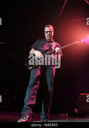 Juli 19, 2019 - Norfolk, Virginia, USA - TONY ROMBOLA von Godsmack bringt das Metall zu den Veteranen United Home Loan Amphitheater in Virginia Beach, Virginia am 19. Juli 2019. Foto © Jeff Moore (Credit Bild: © Jeff Moore/ZUMA Draht) Stockfoto