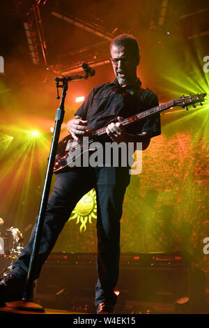 Juli 19, 2019 - Norfolk, Virginia, USA - TONY ROMBOLA von Godsmack bringt das Metall zu den Veteranen United Home Loan Amphitheater in Virginia Beach, Virginia am 19. Juli 2019. Foto © Jeff Moore (Credit Bild: © Jeff Moore/ZUMA Draht) Stockfoto