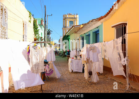 Wäsche trocknen in den Straßen von Trinidad de Cuba außerhalb des Palacio de Cantero Stockfoto