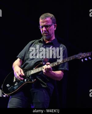 Juli 19, 2019 - Norfolk, Virginia, USA - TONY ROMBOLA von Godsmack bringt das Metall zu den Veteranen United Home Loan Amphitheater in Virginia Beach, Virginia am 19. Juli 2019. Foto © Jeff Moore (Credit Bild: © Jeff Moore/ZUMA Draht) Stockfoto