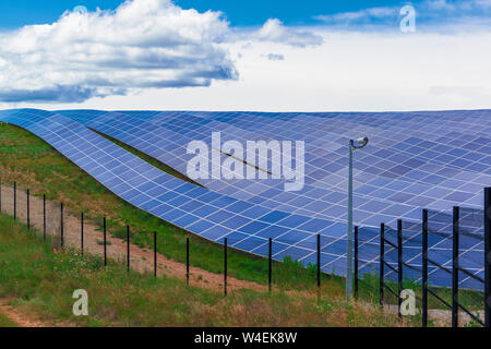 Endlose Bereich der Solarzellen. Solarkraftwerk in Provence, Frankreich. Erneuerbare Energien in der Europäischen Union. Stockfoto