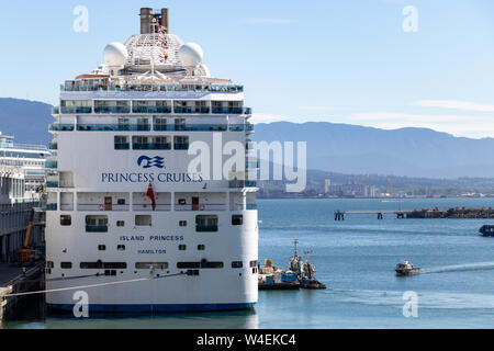 Princess Cruises Schiff dockte an Canada Place in der Innenstadt von Vancouver, BC an sonnigen Tag. Stockfoto
