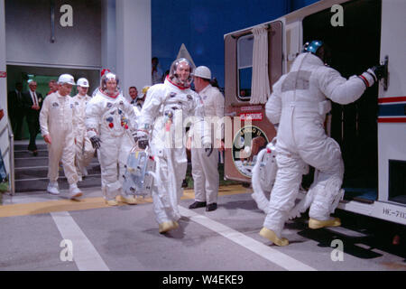 Juli 16, 1969, von rechts, Neil Armstrong, Michael Collins und Buzz Aldrin zu Fuß zum Van, die die Crew um die klickstartleiste am Kennedy Space Center auf Merritt Island, Florida. Credit NASA/Capital/MediaPunch ** NUR USA** Stockfoto