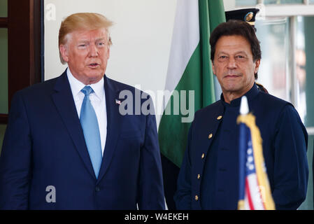 (190723) - Washington D.C., 23. Juli 2019 (Xinhua) - US-Präsident Donald Trump (L) begrüßt die pakistanischen Premierminister Imran Khan im Weißen Haus in Washington, DC, 22. Juli 2019. (Foto von Ting Shen/Xinhua) Stockfoto