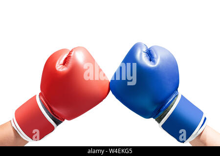 Hände von zwei Männern, die mit blauen und roten Boxhandschuhen auf weißem Hintergrund Stockfoto