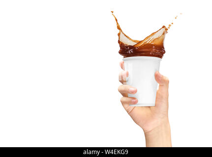 Hand mit einem styroporbecher mit Kaffee spritzt isoliert auf weißem Hintergrund Stockfoto