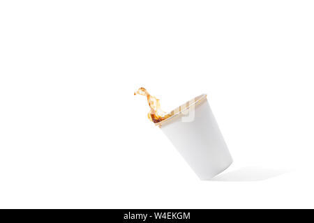 Styroporbecher mit Kaffee spritzt isoliert auf weißem Hintergrund Stockfoto